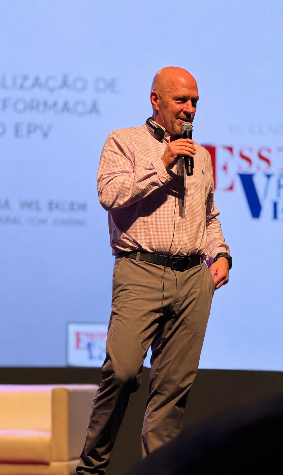 Troy Fry ministrando uma palestra